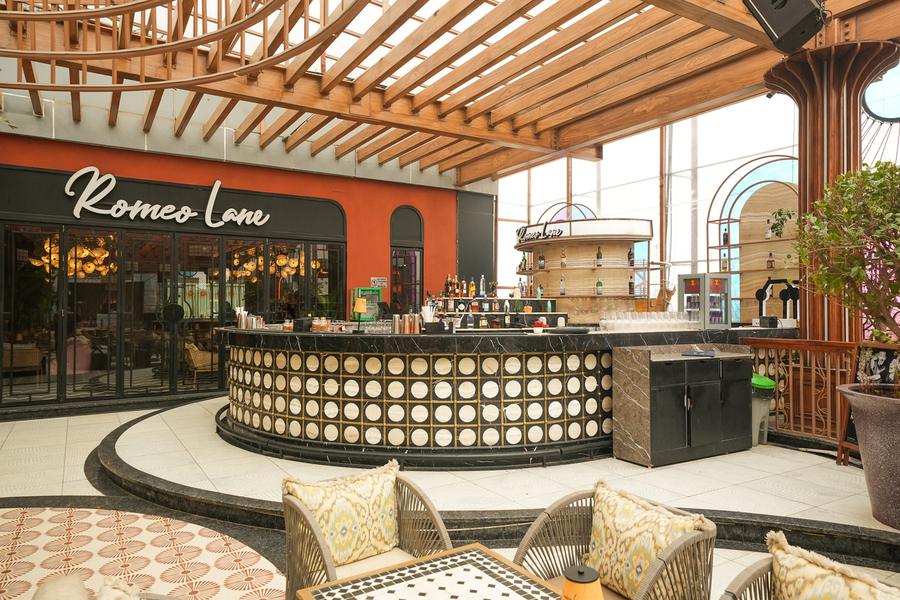 The circular bar counter